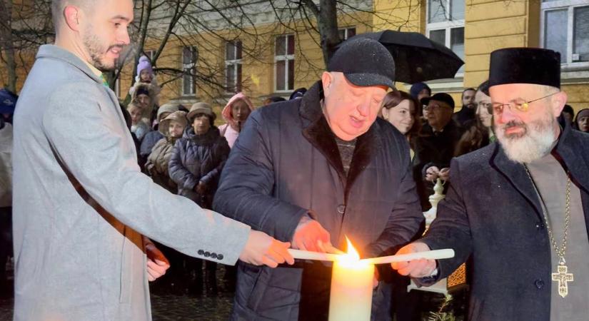 A cserkészek idén is elhozták Beregszászba a betlehemi lángot - A békelángról gyújtották meg az öröm gyertyáját