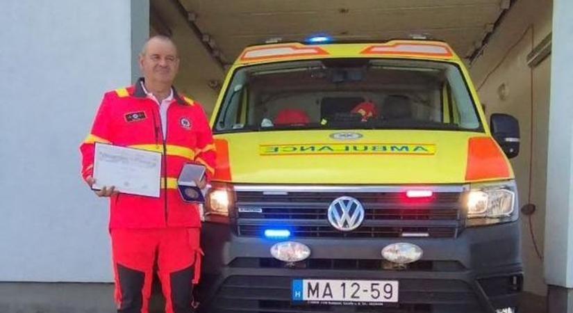 Nyugdíjba ment Heves vármegye mentős legendája – nem hiszed el, milyen tortát kapott 42 év szolgálat után