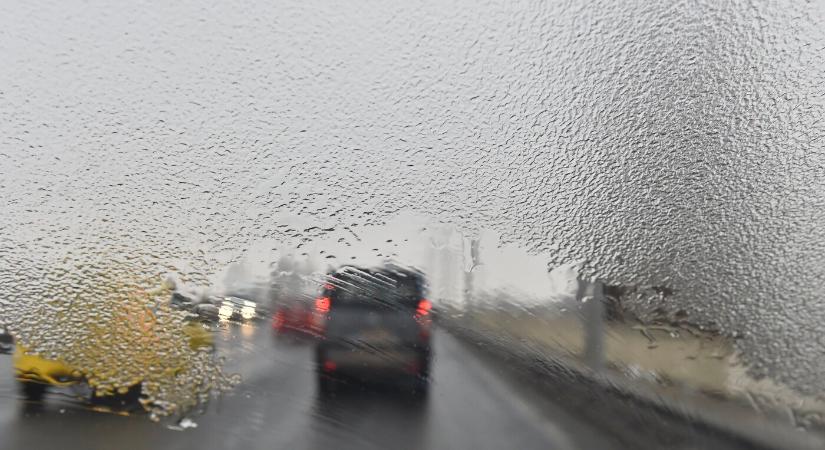Sűrű köd és csúszós utak – készültség lépett életbe több járásban (TÉRKÉP)