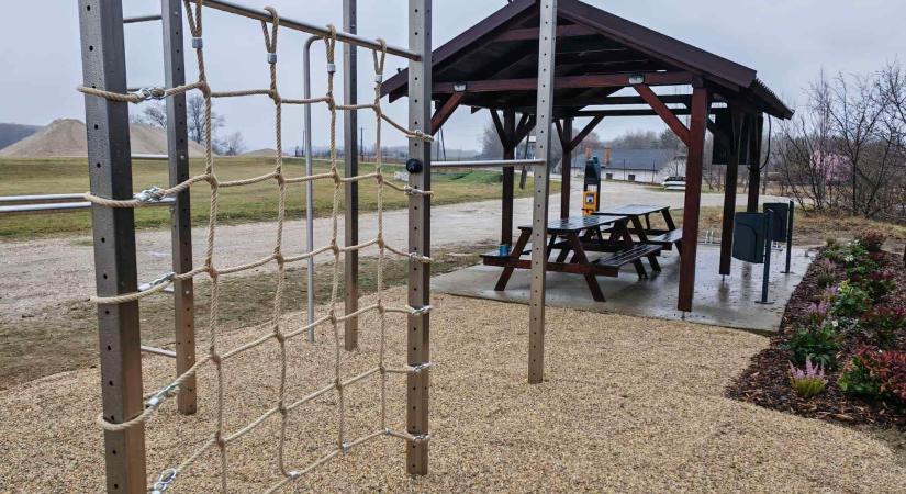 Új pihenő- és sportzóna készült el a nagykeszi dunai védőgáton