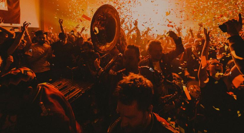 Bemasíroznak a Parkba a techno fúvósok: MEUTE