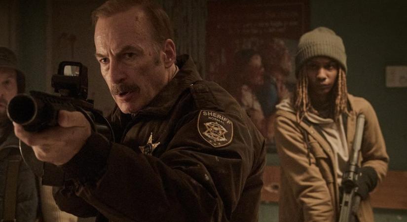 Bob Odenkirk seriffként sem az ész erejében bízik, mintha a Fargo és a Senki találkozna egy filmben – trailer