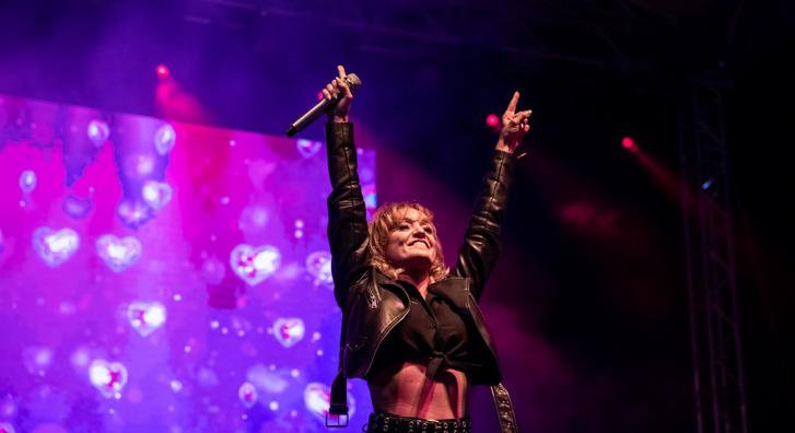 Közös karácsonyi énekléssel hangolódott a karácsonyra Szandi és lánya, Blanka