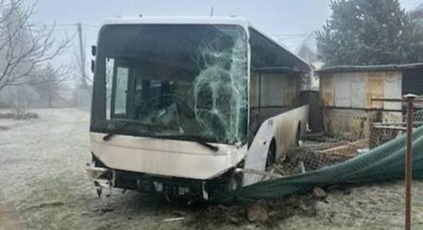 Letért az útról, kerítésnek és garázsnak csapódott egy autóbusz