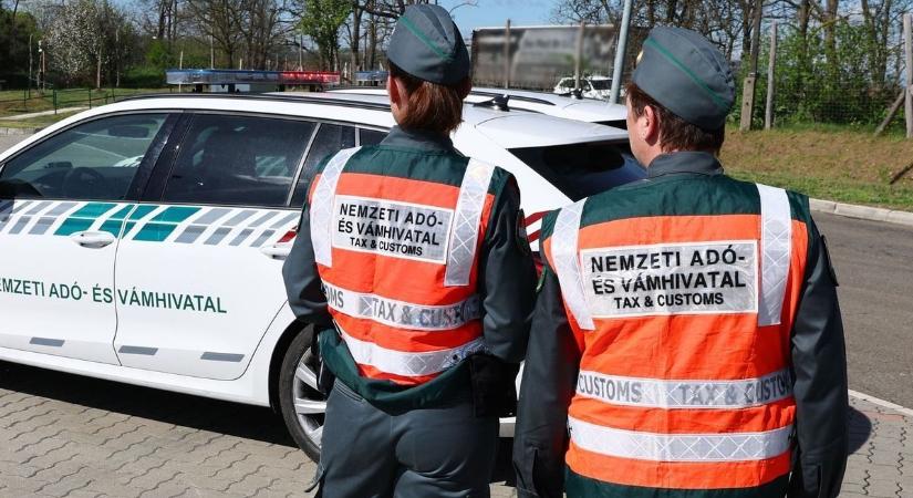 Dermesztő rakomány az M5-ösön: nem csak hús lapult a bolgár furgonban – videó