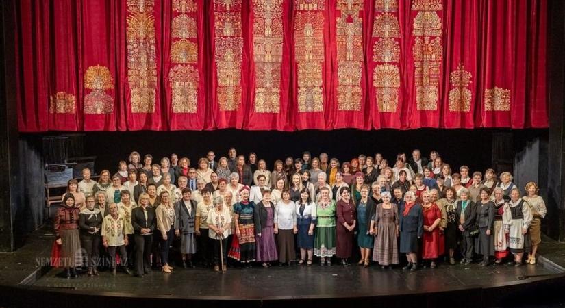 A magyar sorsot öltötték a Nemzeti Színház díszfüggönyébe a vármegyei hímzőasszonyok – videó