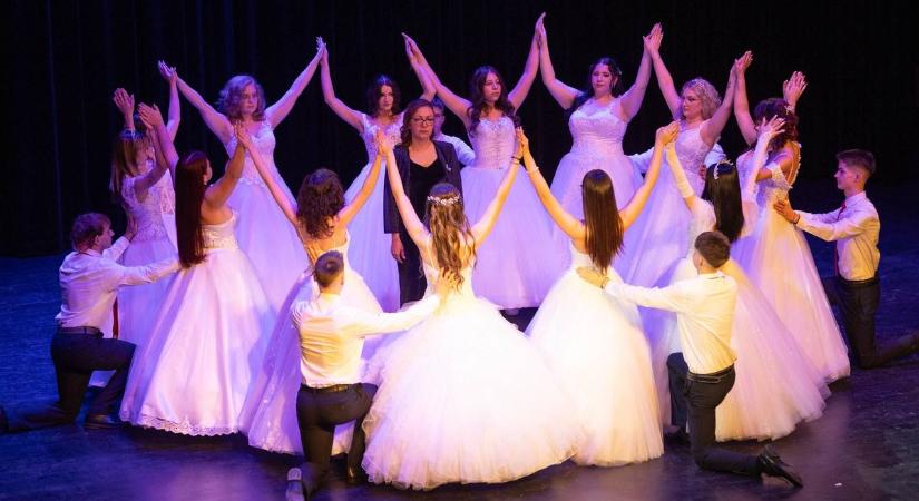 Szalagavatón köszöntötték a végzős diákokat a keszthelyi VSZK-ban (képgaléria)