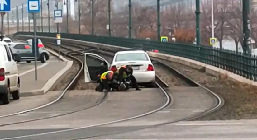 Autós üldözés után villamossínre hajtott egy Ford, rendőrök szedték ki a sofőrt a Parlament mellett