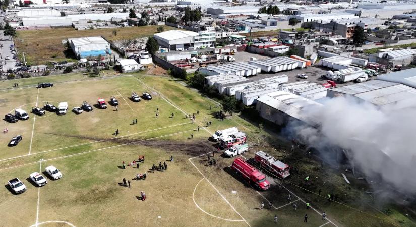 Hatalmas tűzzel égett a lezuhant repülő, az életükért futottak az emberek – videó