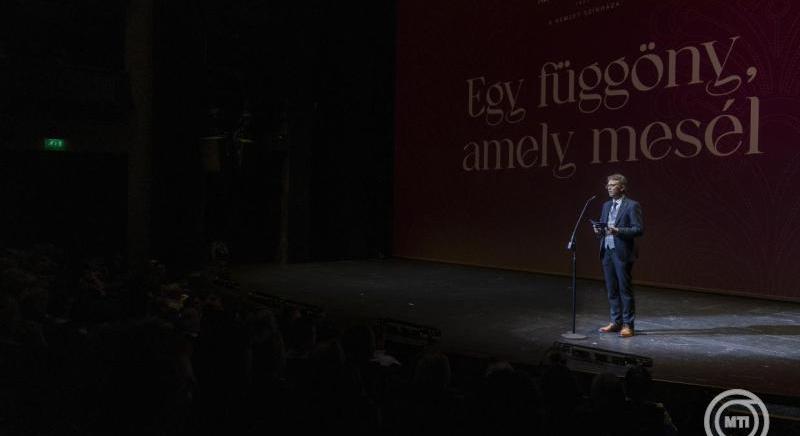 Felavatták a Nemzeti Színház új díszfüggönyét