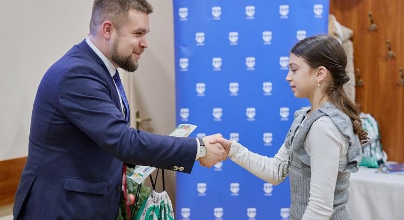 Színes karácsony Győrben – több száz gyerekrajz érkezett az adventi pályázatra
