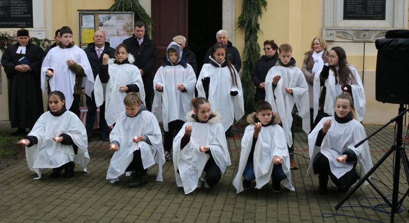 Advent Celldömölkön: fellobbantak az öröm lángjai
