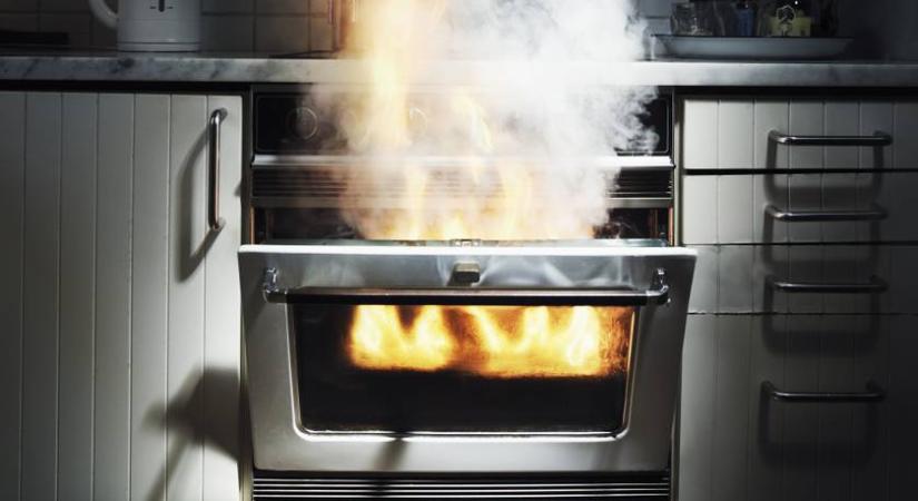 Tilos ezt csinálni, ha kigyullad az olaj a serpenyőben: sokan elkövetik a hibát