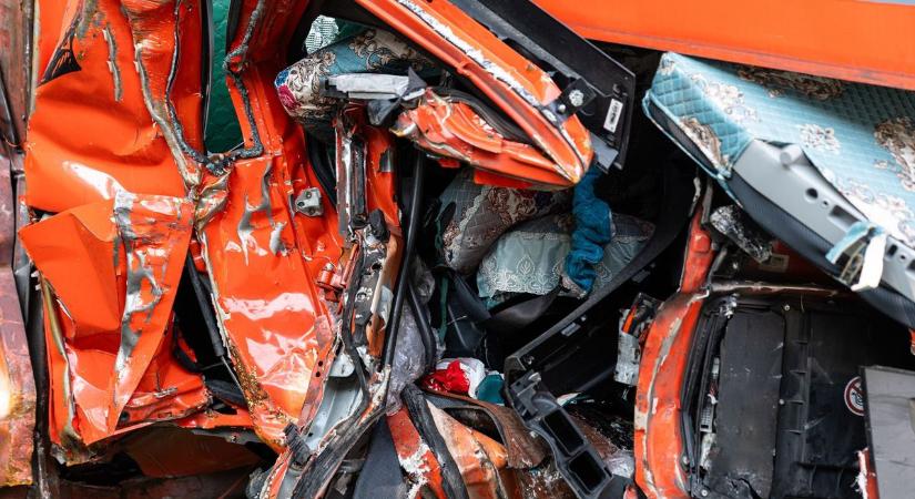 Dráma a főúton: a mentők próbálták újraéleszteni, de végül a roncsok mellett halt meg a sofőr