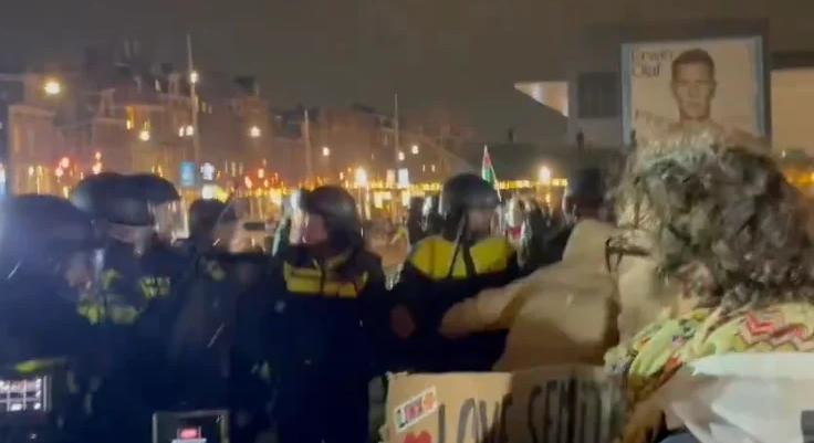 Rendőröknek kellett fellépniük az amszterdami hanukai koncert ellen tüntetőkkel szemben