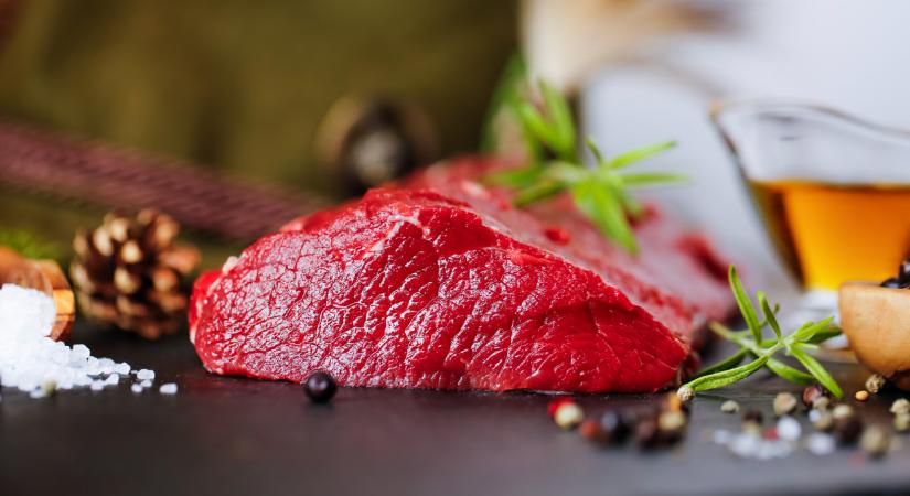 Horror a magyar húsüzemben: brutális állapotokat talált a hatóság