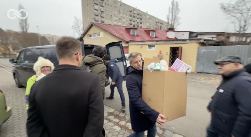 Magyar Péterék ismét játékadományokat vittek egy budapesti gyermekotthonba