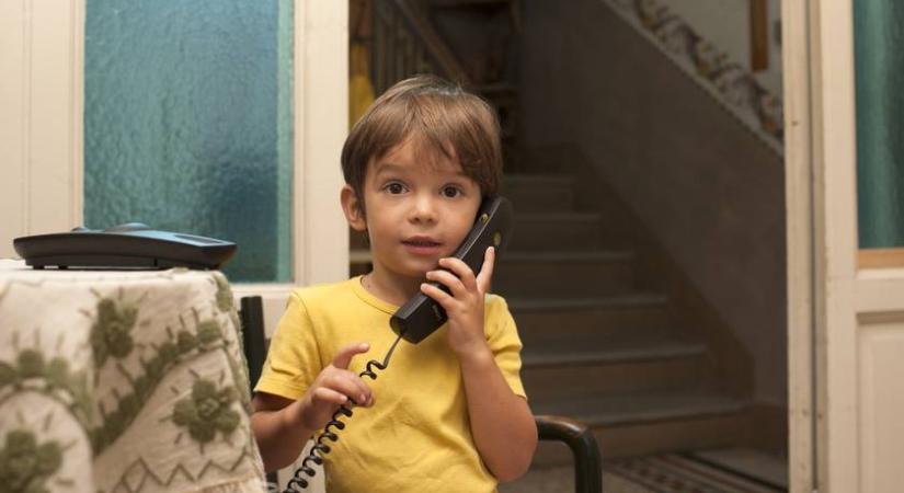 "Most meg rázkódik.." 4 éves kisfiú telefonált a mentőkhöz, így mentette meg édesanyja életét
