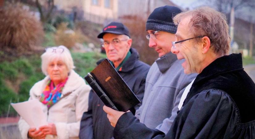 Az öröm lángja gyúlt fel Kisapostagon (képgalériával)