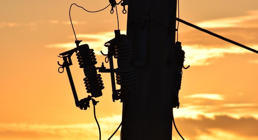 Valaki éjjel áramot vezetett a fém kapuba