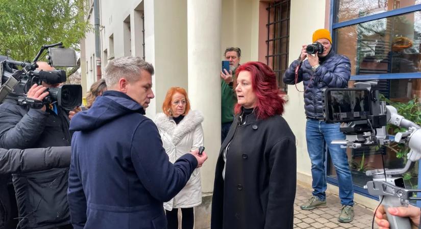 Magyar Péter adományokat vitt egy óbudai gyermekotthonba, de nem mehetett be