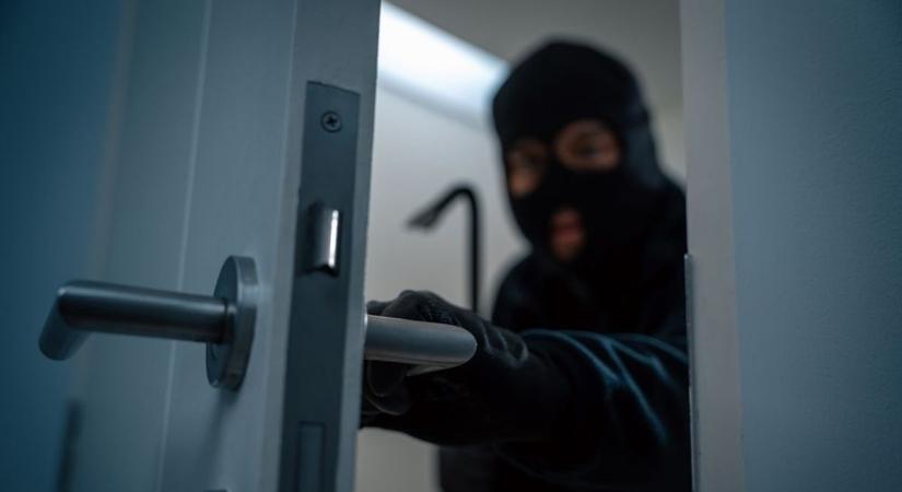 Lehasalt a tetőn, de észrevették – így bukott le az ékszerbolti betörő