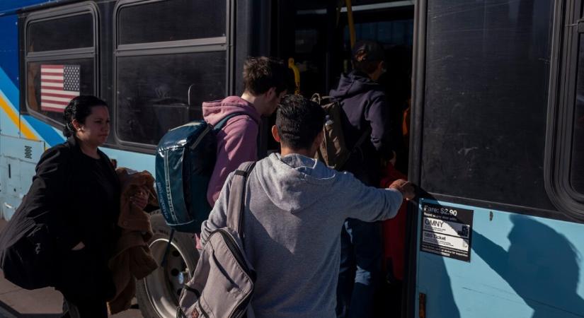 Parkoló autókat tört rommá egy utasokkal teli busz – többen kórházba kerültek