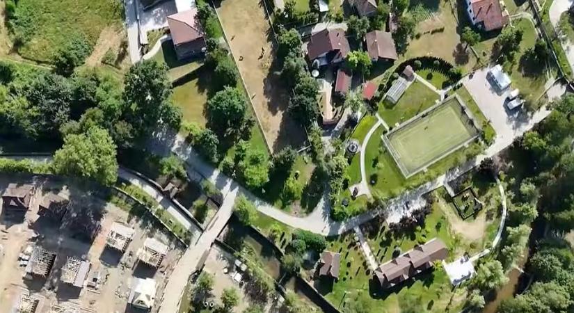 Így néz ki a honvédelmi miniszter mesés birtoka (videóval)