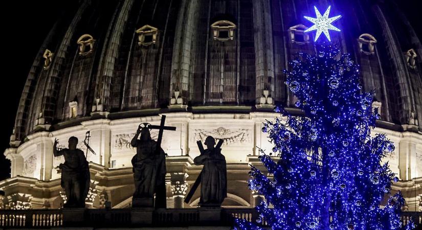 Teljes pompájában ragyog a Vatikán karácsonyfája