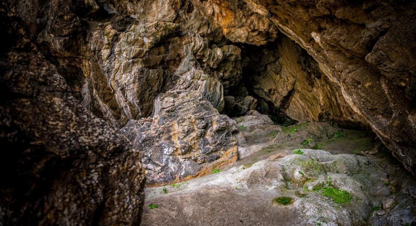 Négy napig fejjel lefelé rekedt egy barlangban egy 77 éves szerzetes