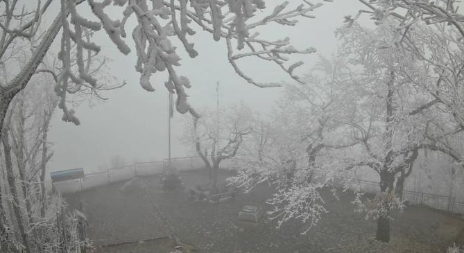 Vastag zúzmara borítja a ködös hegycsúcsokat