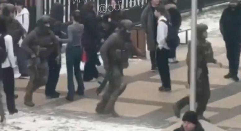 Tinédzser gyilkolt és túszul ejtett egy diákot az elitiskolában (videó)