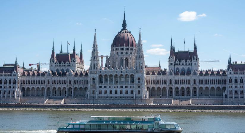 A villamossíneken ért véget az autós üldözés a Parlament előtt