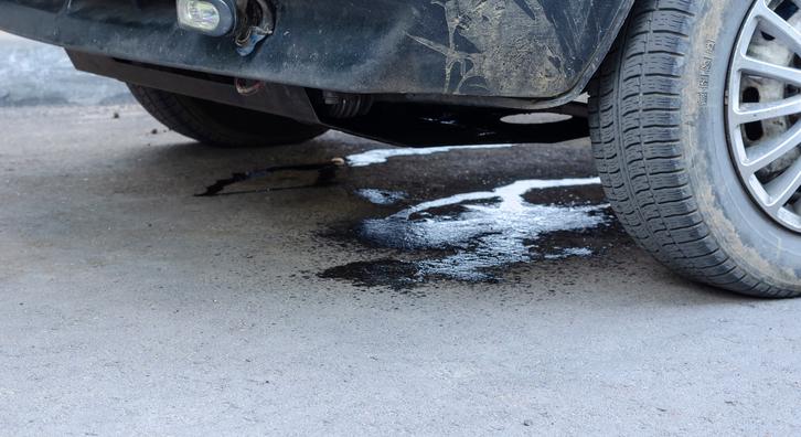 Lehet ártalmatlan, de katasztrófát is jelezhet a folt az autód alatt