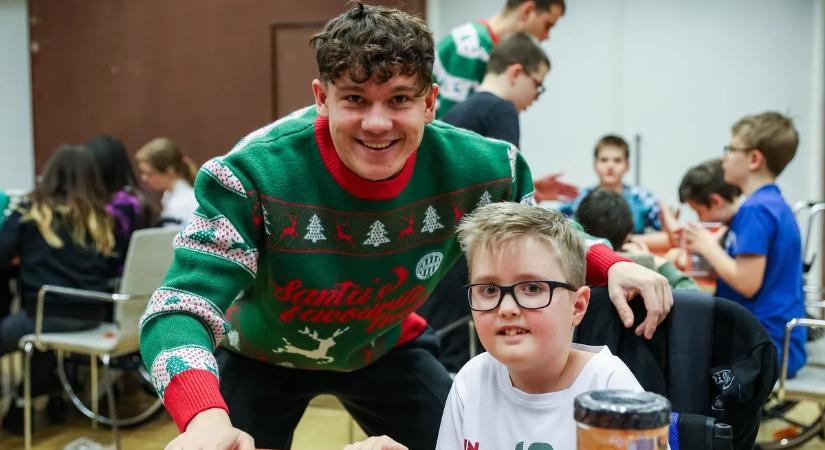 A Fradi játékosai és edzője karácsony előtt rengeteg gyereket leptek meg – fotók