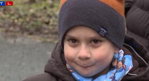 Ő az a négyéves kisfiú, aki megmentette eszméletlenül fekvő édesanyját