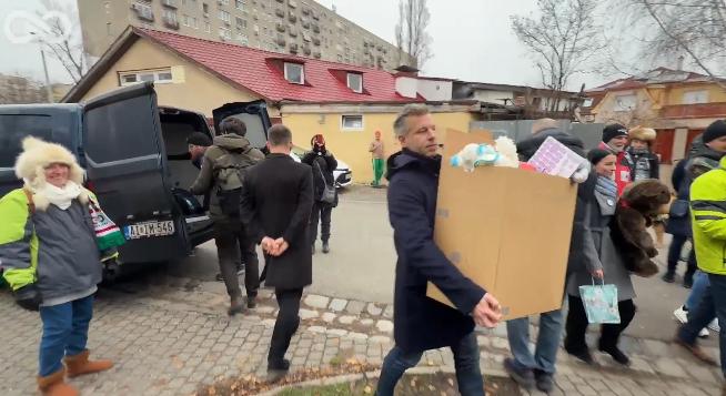 Magyar Péterék ajándékokat vittek az óbudai gyermekotthonba, de nem engedték be őket