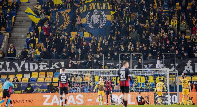 Minden határt átléptek a szlovákok: megvan, mekkora büntetés jár a magyarellenes rigmusokért