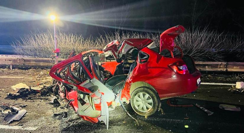 BRUTÁLIS: A sofőr és az utasa is meghalt, miután frontálisan kamionnak csapódtak