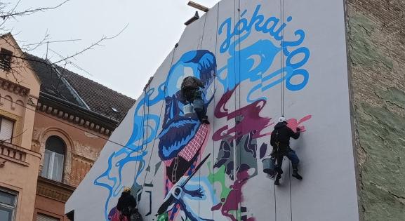 Több méteres Jókait helyeztek el Budapest szívében