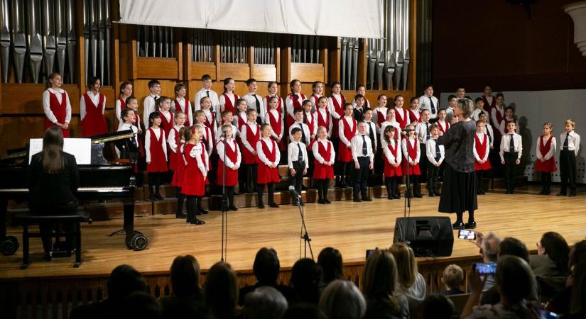 Dupla hangversennyel ünnepel a kecskeméti Kodály Iskola – fotók