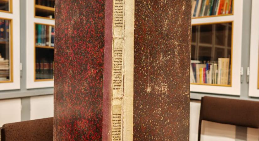 XII. századi kódextöredék az Építészettörténeti és Műemléki Tanszék könyvtárában