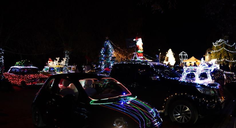 Karácsonyi díszektől ragyogtak az autók a balatoni Fényfelvonuláson – fotók, videó