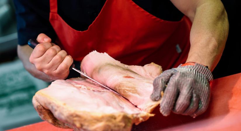 3 tonna húst vontak ki a forgalomból, ezt találta a Nébih a vadfeldolgozóban, videó is készült