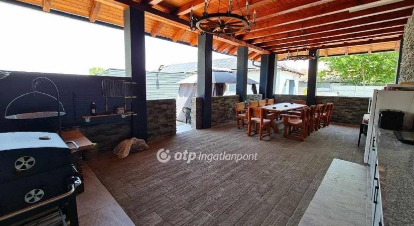 Partiterasz és játszótér is jár ehhez a pápai okosingatlanhoz