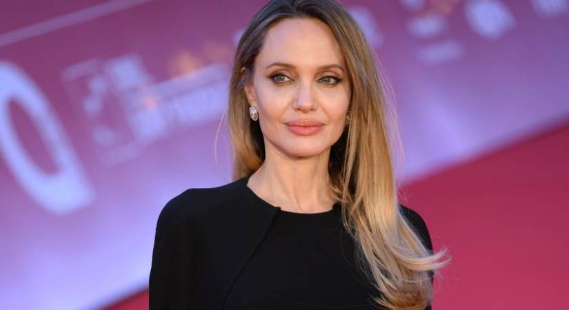 Angelina Jolie először mutatta meg a masztektómia utáni hegét: melltartó nélkül fotózták a sztárt