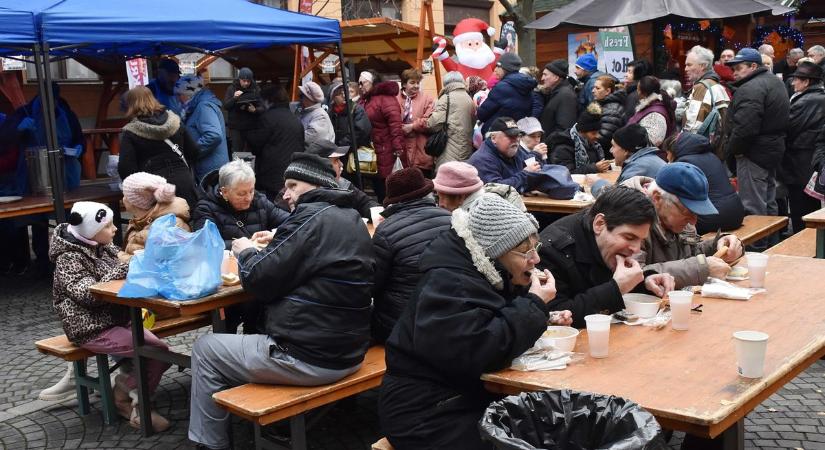 Advent harmadik vasárnapján ismét élettel telt meg a Holló András utca