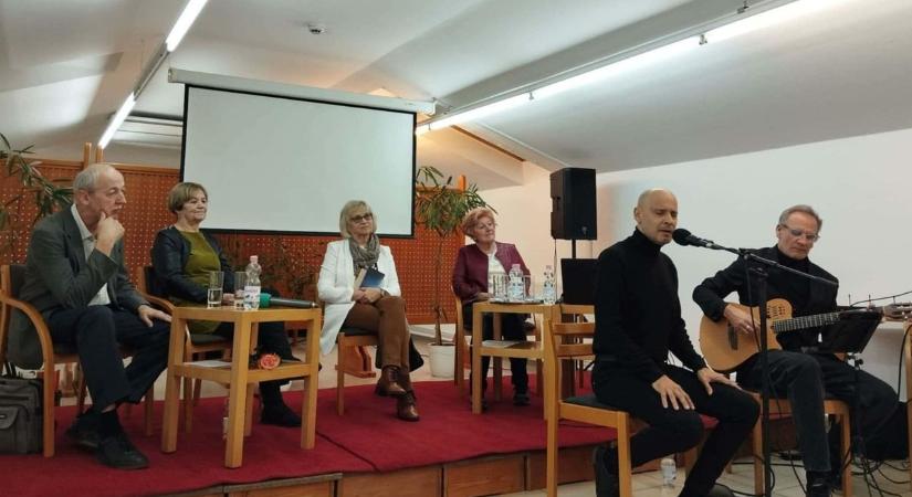 SzimfiArt: egy fölfénylő este a könyvtárban