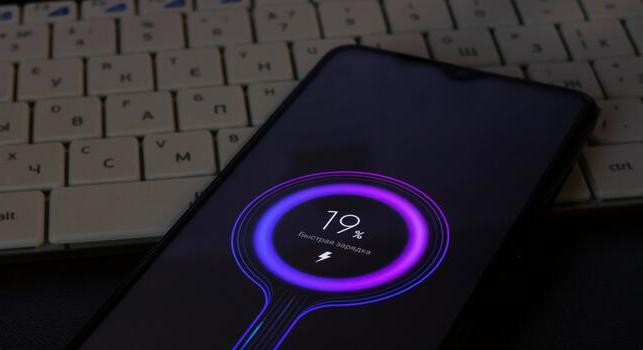 Vékony test, óriási aksi: új csodamobilt villanthat a Xiaomi