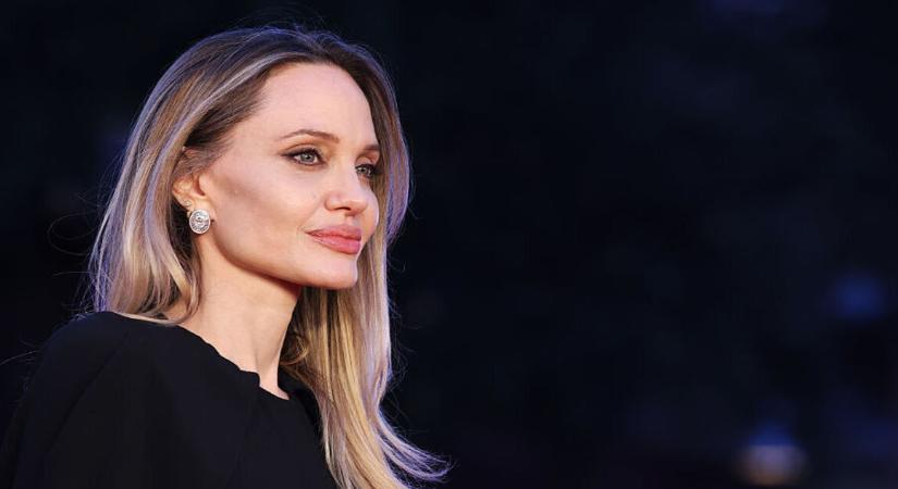 Angelina Jolie először mutatta meg masztektómia utáni hegeit
